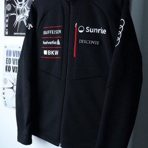 (M) 데상트 맨투맨 티셔츠 아우디 블랙 기모 한정판 이미지