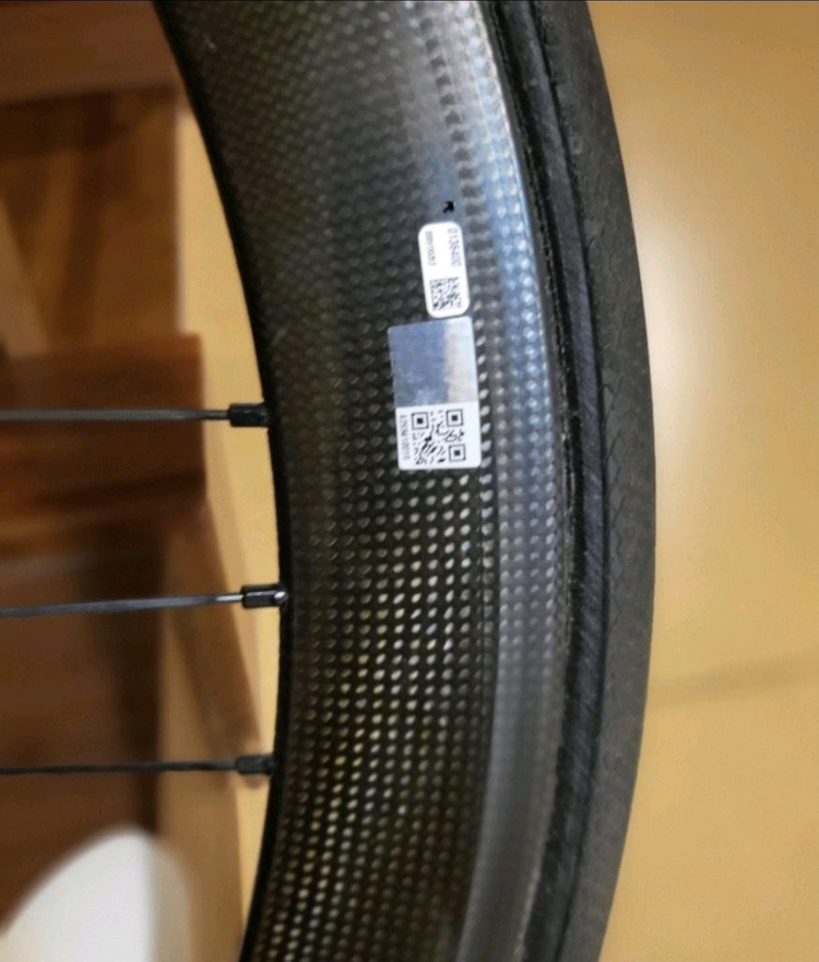 캄파놀로 카본 휠 이미지