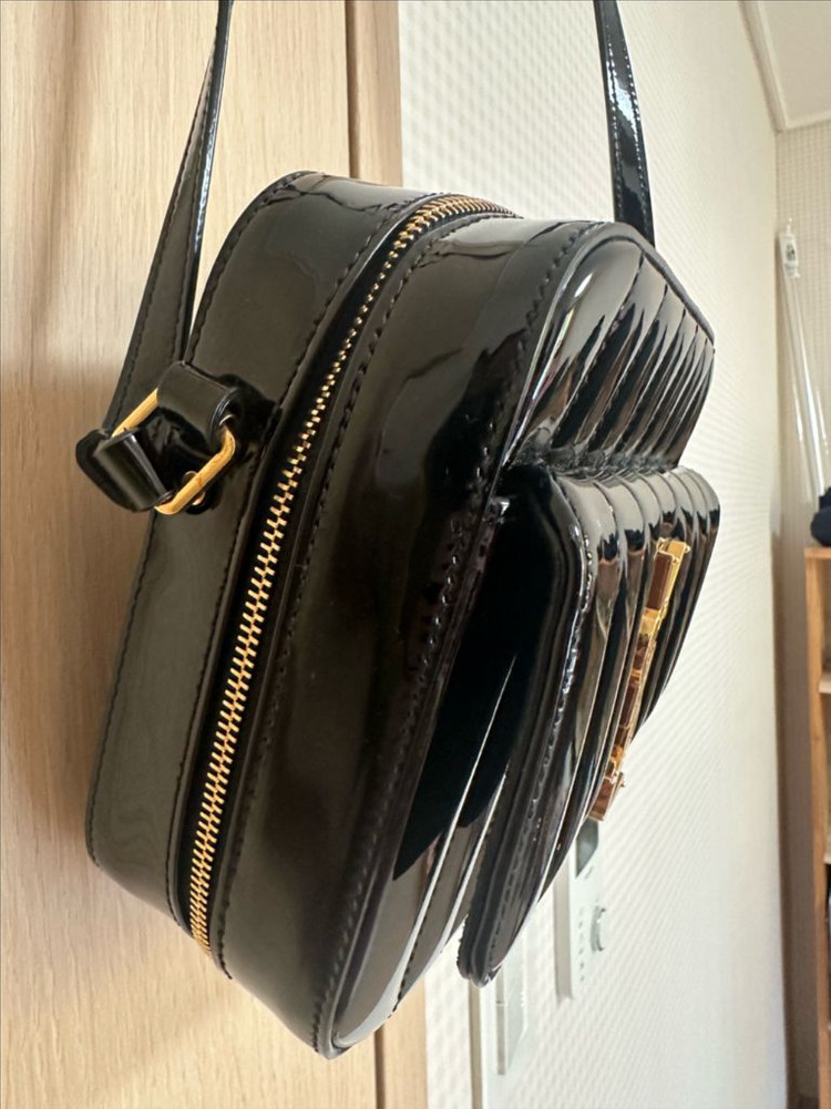 생로랑 비키카메라백 페이던트 블랙 금장 이미지