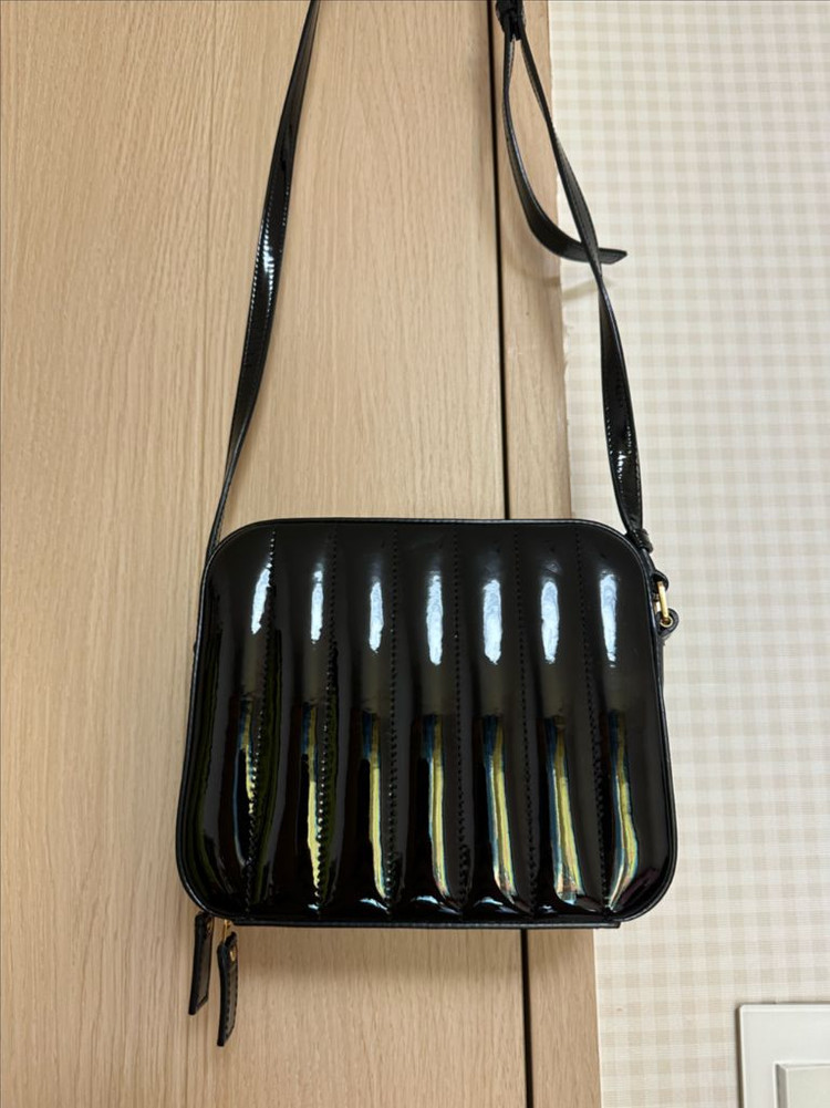 생로랑 비키카메라백 페이던트 블랙 금장 이미지