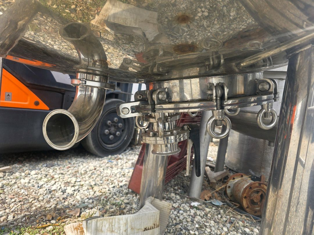 스텐탱크 저장탱크 2톤 물탱크 2루베 2천리터 대형탱크 스덴탱크 스뎅탱크 식수탱크 발효탱크 빠우탱크 중고저장탱크 이미지