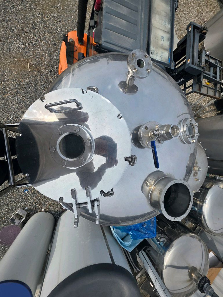 스텐탱크 저장탱크 2톤 물탱크 2루베 2천리터 대형탱크 스덴탱크 스뎅탱크 식수탱크 발효탱크 빠우탱크 중고저장탱크 이미지