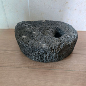 옛날 맷돌 현무암