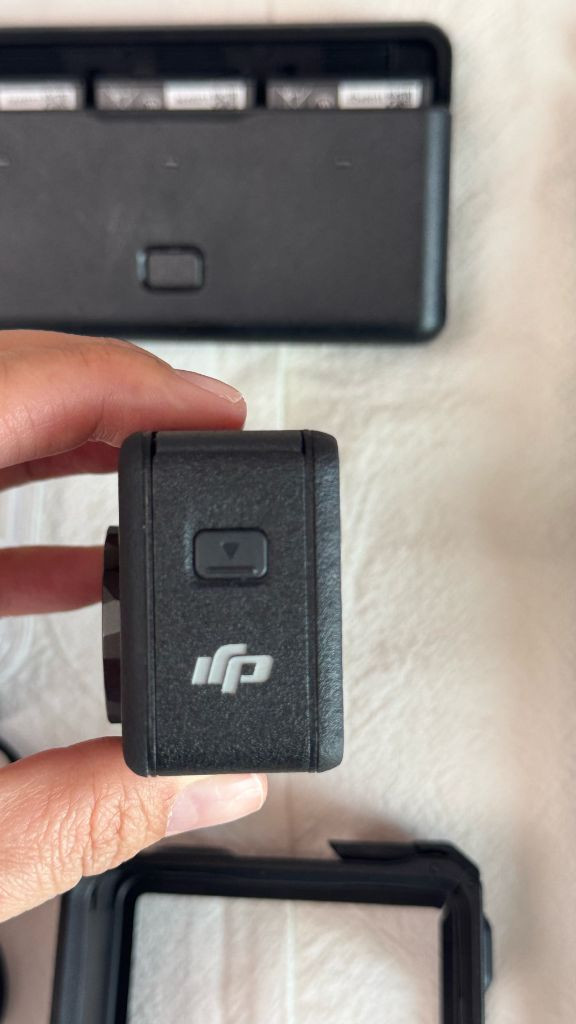 DJI 오즈모 액션5프로 어드벤처 풀세트 + 충전 그립(정가12만원) +워런티 가능+ 방수케이스 증정--2