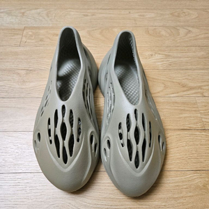 아디다스 이지폼러너 스톤솔트 265 이미지