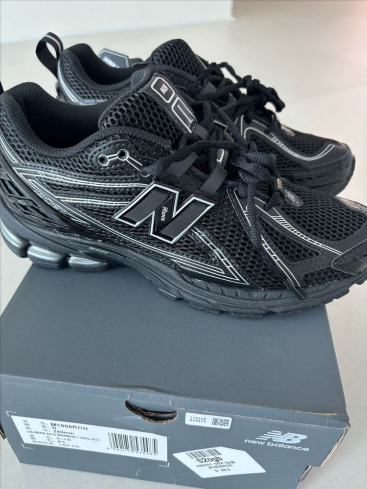 뉴발란스 1906R 블랙실버메탈릭 240--1