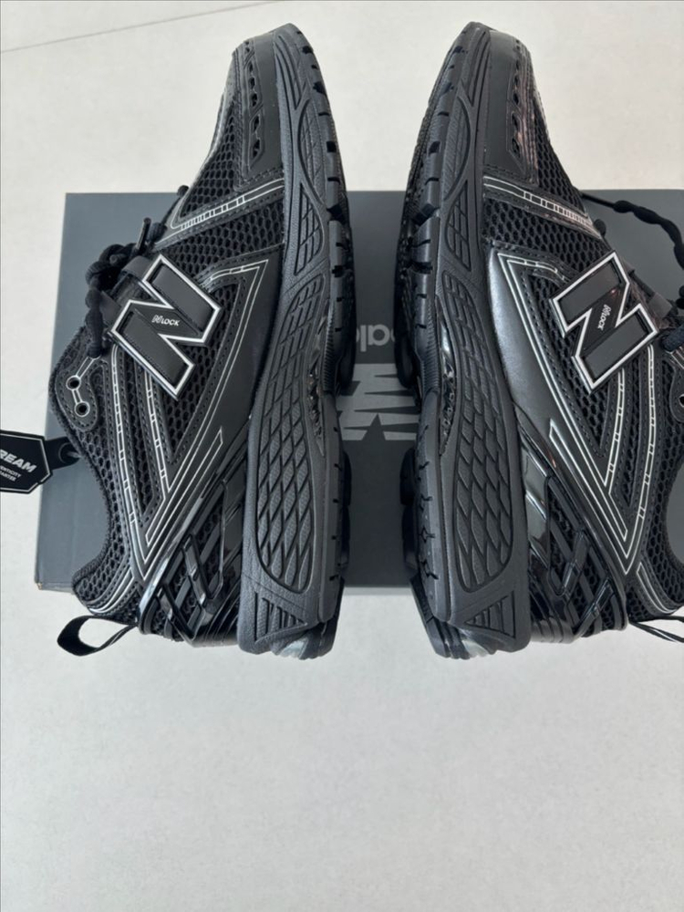 뉴발란스 1906R 블랙실버메탈릭 240--3