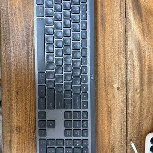 로지텍 MX Keys 무선 키보드 이미지