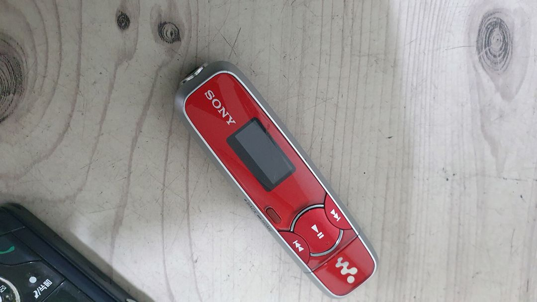 워크맨 MP3 플레이어 & 피처폰 고대유물 수집 이미지