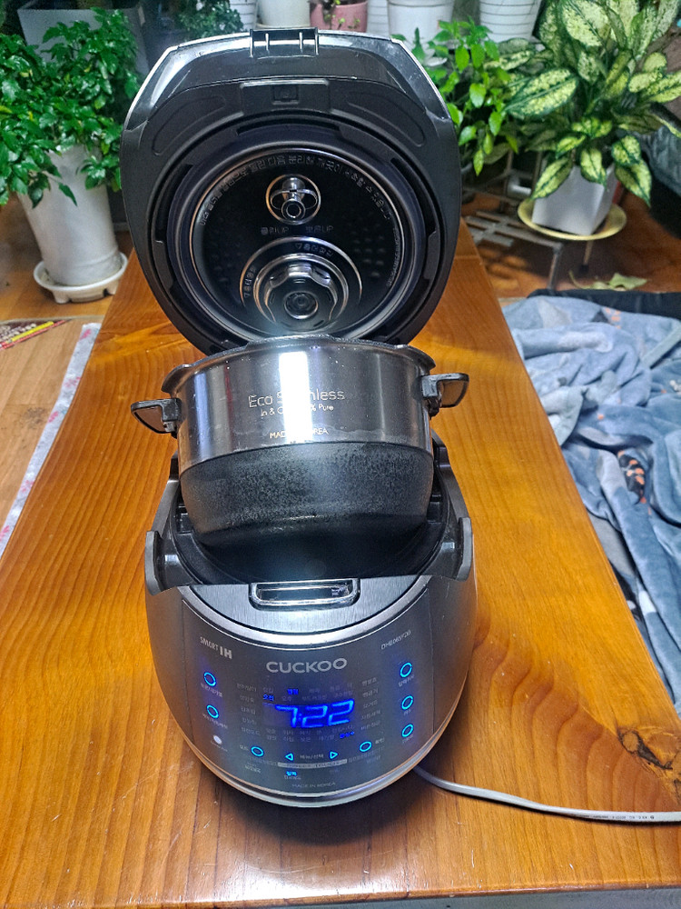 쿠쿠전기압력밥솥 스텐내솥 6인용 DHB065FDB 성남시--1