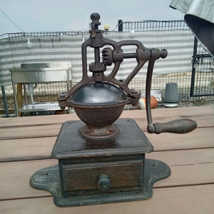 빈티지 커피 그라인더 이미지