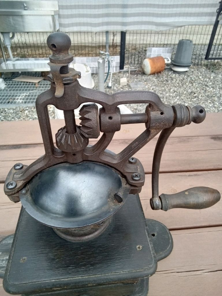 빈티지 커피 그라인더 이미지