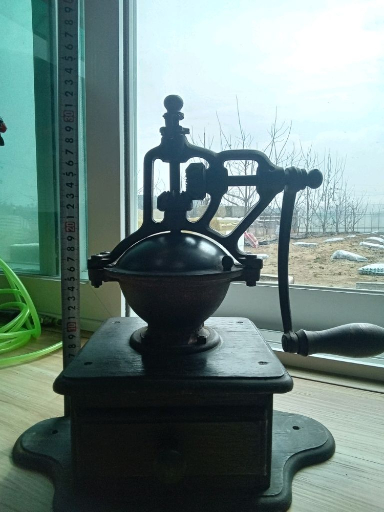 빈티지 커피 그라인더 이미지