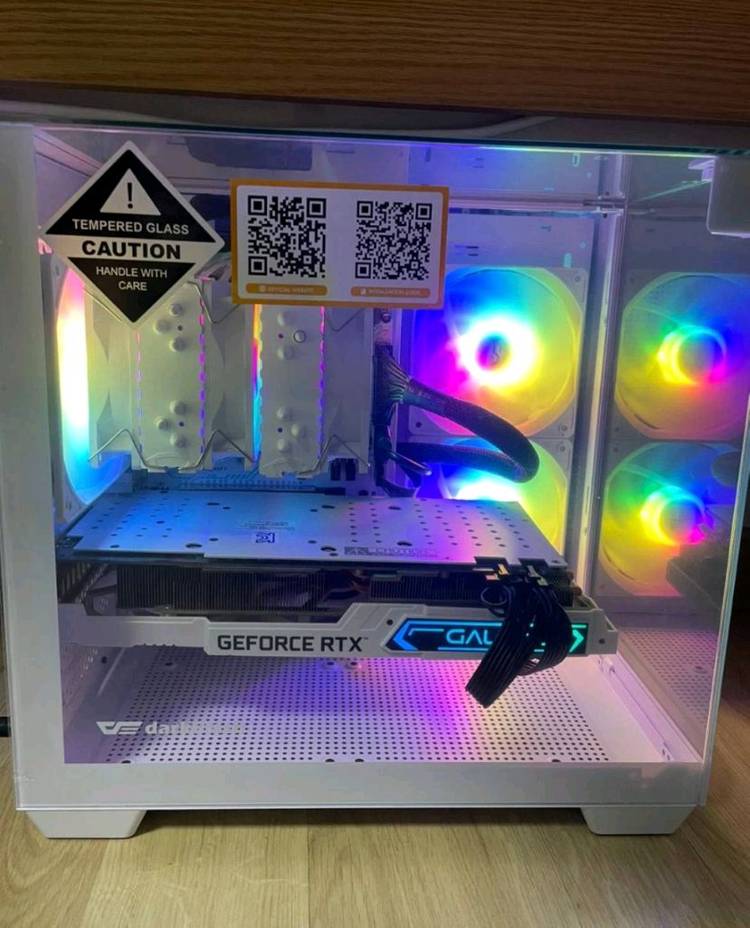 화이트 게이밍pc 본체 컴퓨터 판매합니다--2
