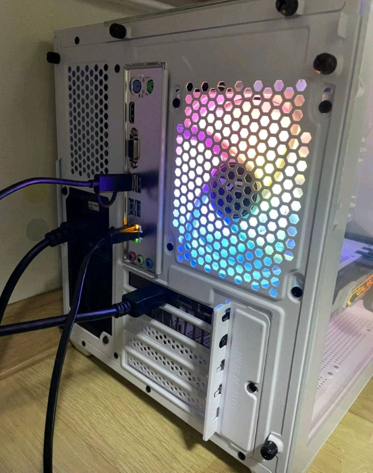 화이트 게이밍pc 본체 컴퓨터 판매합니다--4