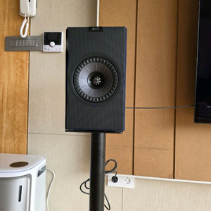 KEF CODA W 액티브 북셸프 스피커 + 스탠드 세트 이미지