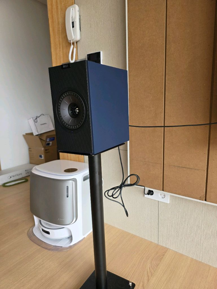 KEF CODA W 액티브 북셸프 스피커 + 스탠드 세트 이미지