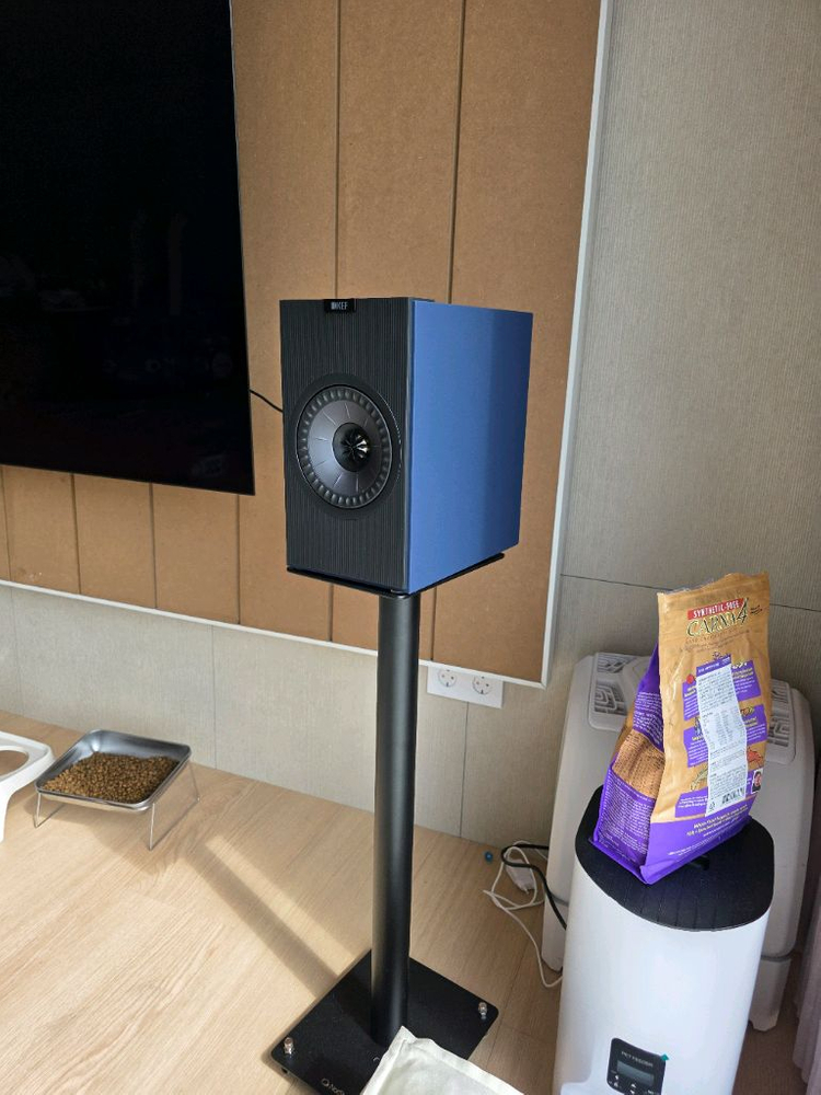 KEF CODA W 액티브 북셸프 스피커 + 스탠드 세트 이미지