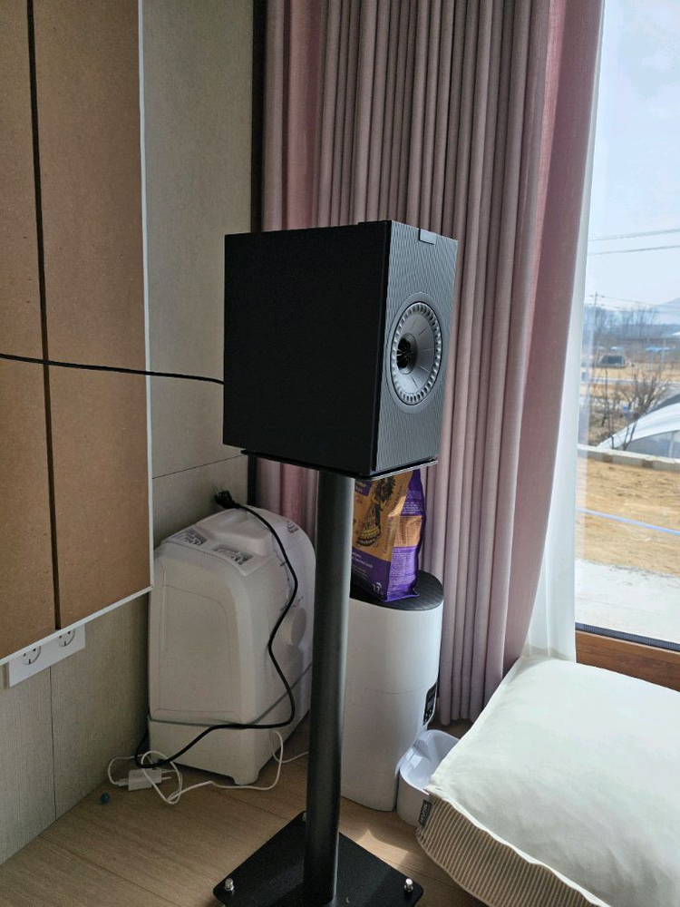 KEF CODA W 액티브 북셸프 스피커 + 스탠드 세트 이미지