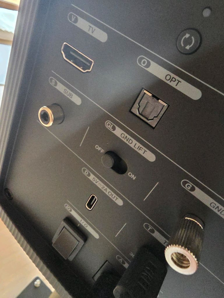 KEF CODA W 액티브 북셸프 스피커 + 스탠드 세트 이미지