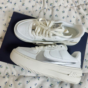 나이키 에어 포스 1 PLT.AF.ORM 225mm (화이트/실버) 새상품 이미지