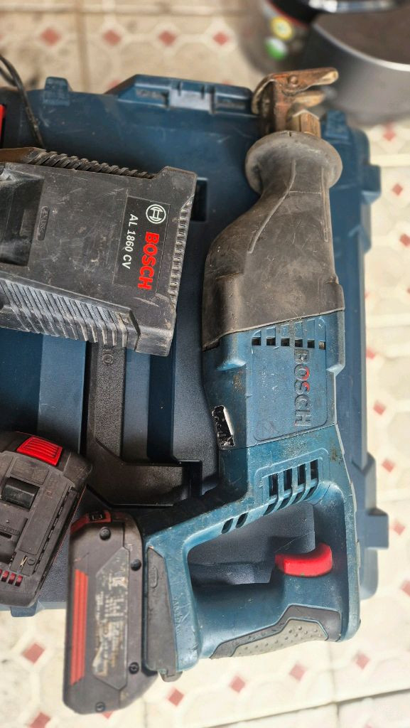 보쉬 18v 충전컷쏘 세트 (배터리2개.충전기) 이미지