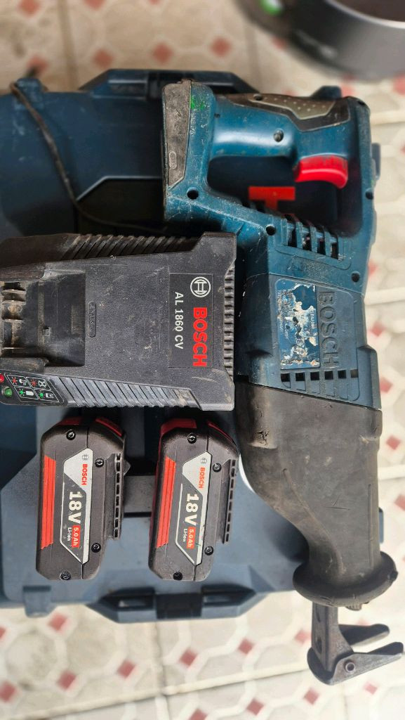 보쉬 18v 충전컷쏘 세트 (배터리2개.충전기) 이미지