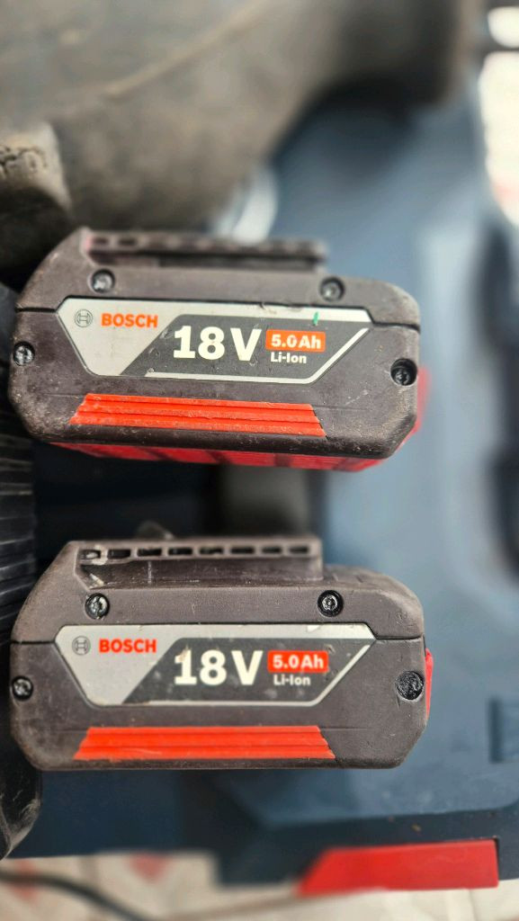 보쉬 18v 충전컷쏘 세트 (배터리2개.충전기) 이미지