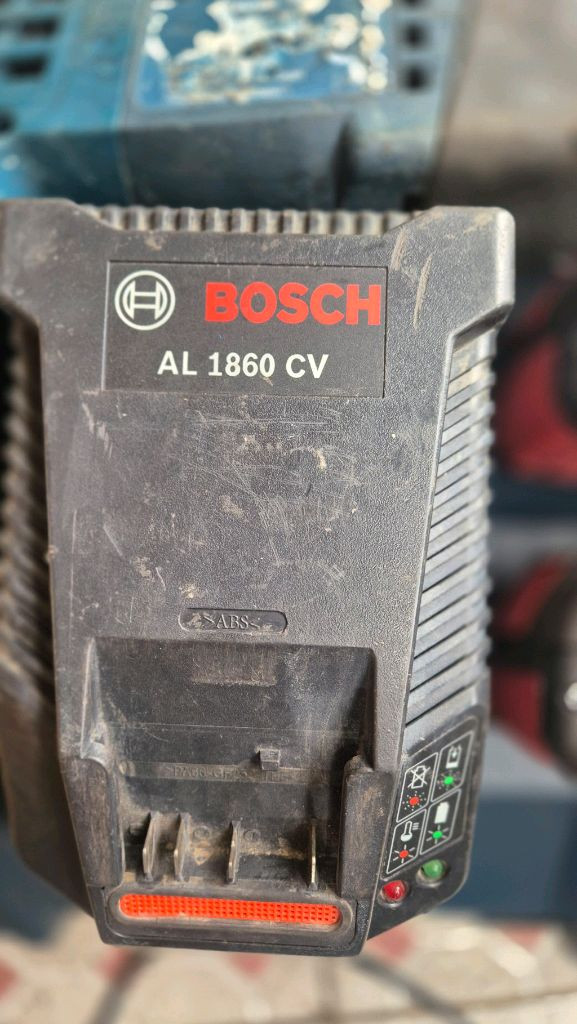 보쉬 18v 충전컷쏘 세트 (배터리2개.충전기) 이미지