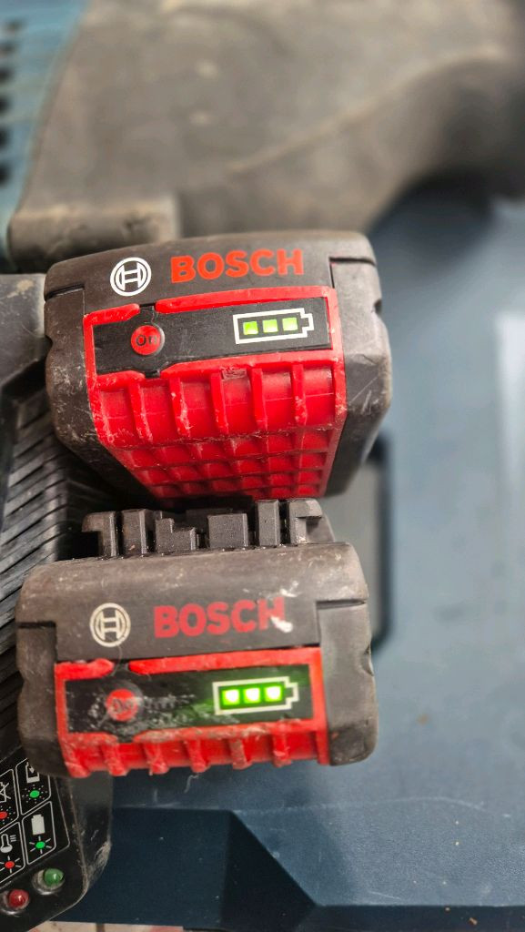 보쉬 18v 충전컷쏘 세트 (배터리2개.충전기) 이미지