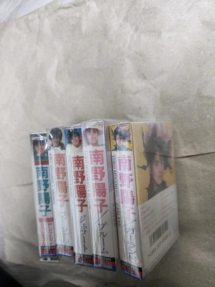 일본의 가수이자 배우인 미나미노 요코의 1980년대 빈티지 카세트 테이프 컬렉션 판매합니다 이미지