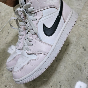 나이키 조던 1 미드 베얼리 로즈 235