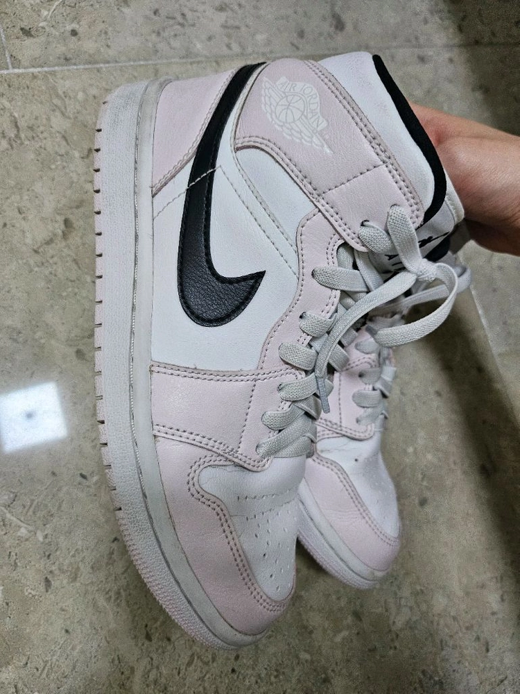 나이키 조던 1 미드 베얼리 로즈 235 이미지