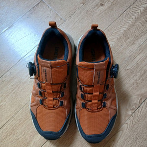 네파 1회착용 등산화 225 조금 크게 나왔어요