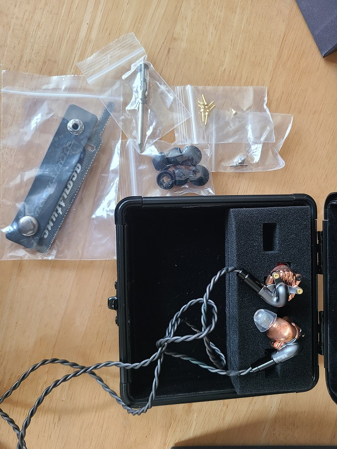 어쿠스튠 황동챔버 이어폰과 어쿠스튠 정품 4.5 케이블--1