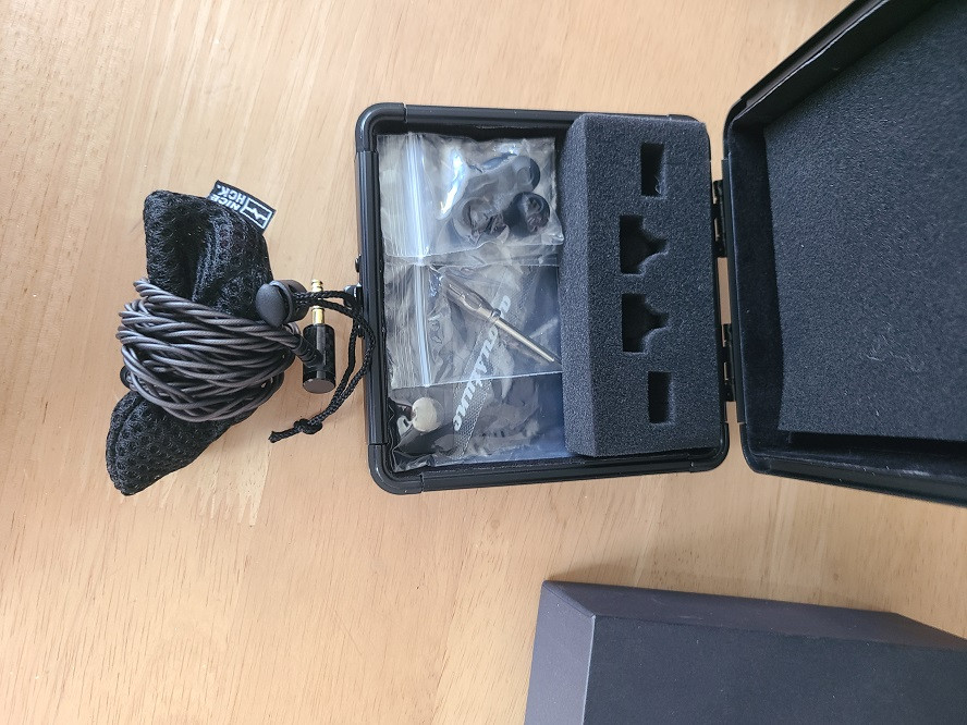 어쿠스튠 황동챔버 이어폰과 어쿠스튠 정품 4.5 케이블--4