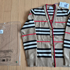 버버리 가디건 새상품(XS사이즈)