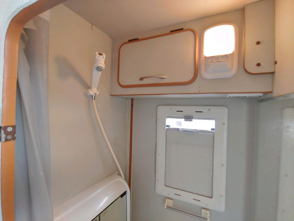 밴텍 아톰 6인 취침 캠핑카 이미지