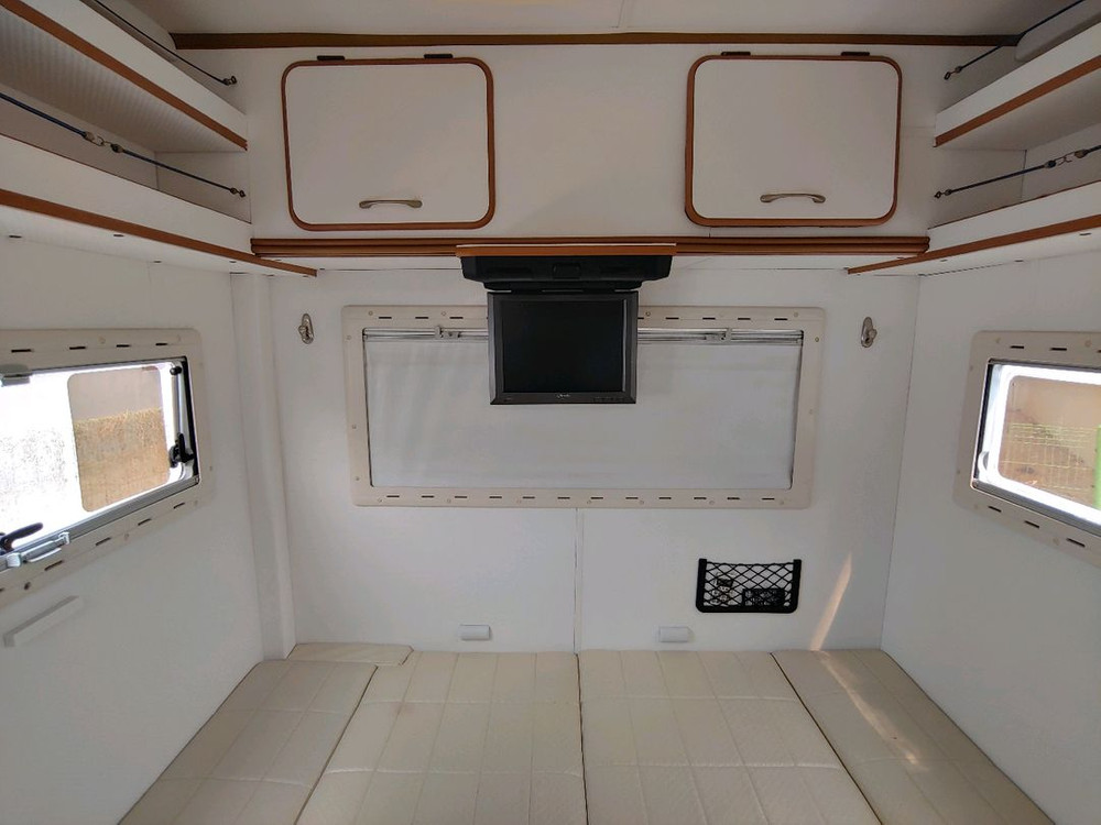 밴텍 아톰 6인 취침 캠핑카 이미지