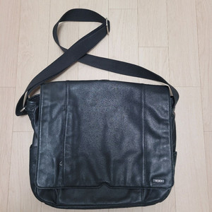 투미 남성가죽 크로스백 이미지