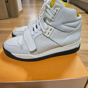 루이비통 하이탑 스니커즈 이미지