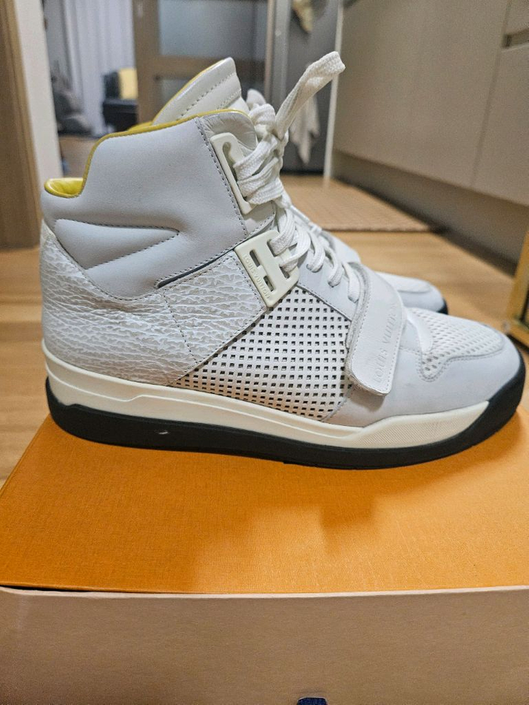 루이비통 하이탑 스니커즈 이미지