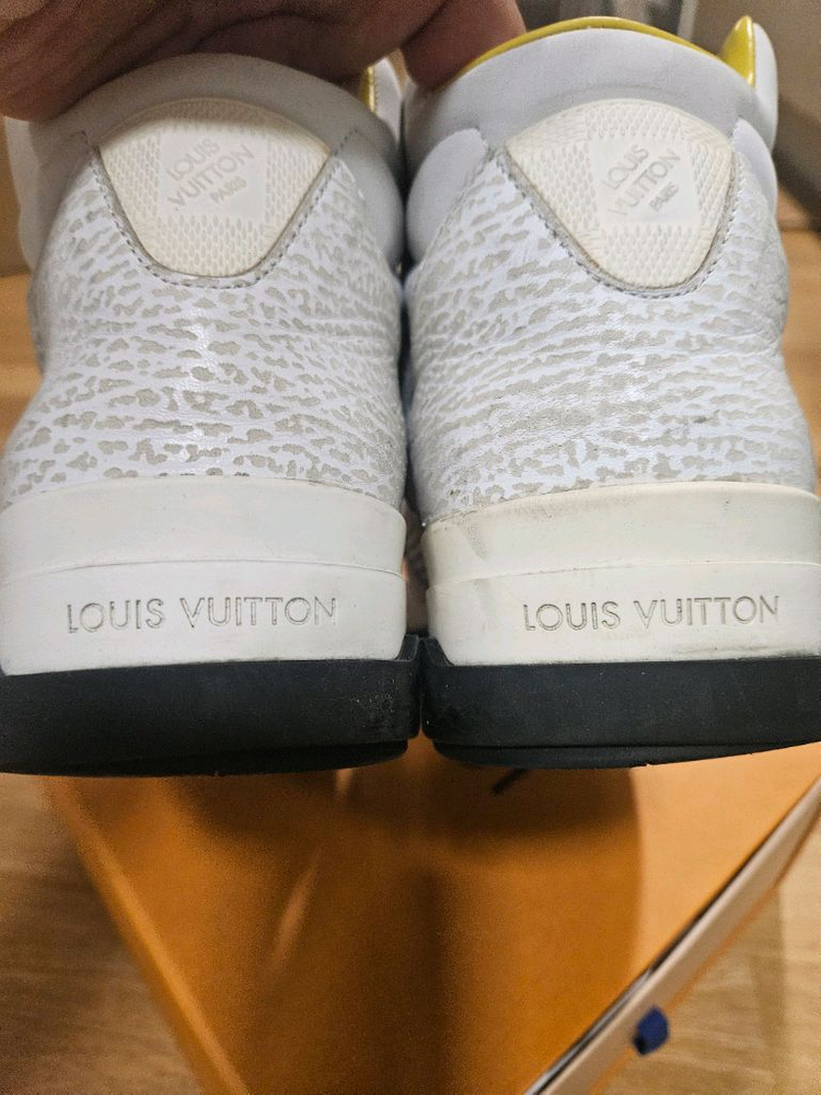 루이비통 하이탑 스니커즈 이미지
