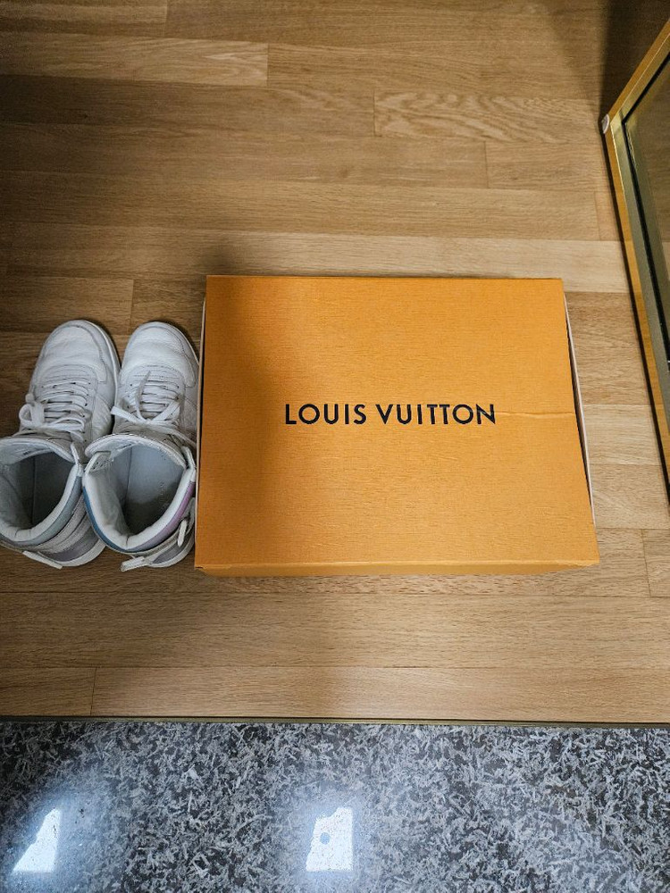 루이비통 하이탑 스니커즈 이미지