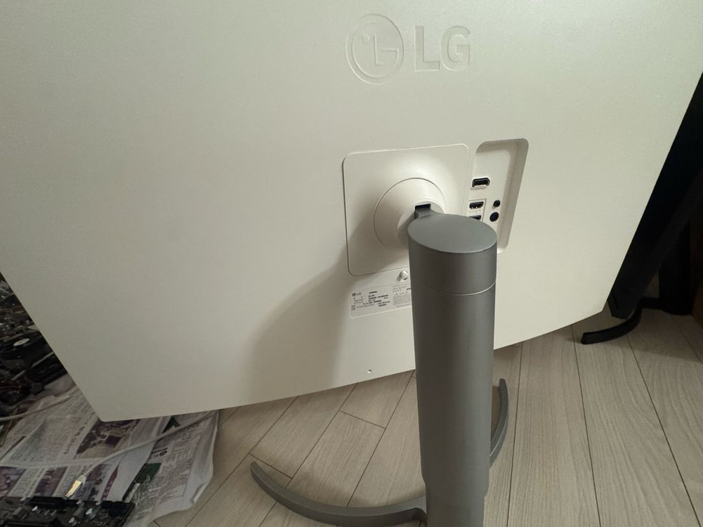 LG전자 울트라파인 32UN650K 거의신품 어댑터포함--1