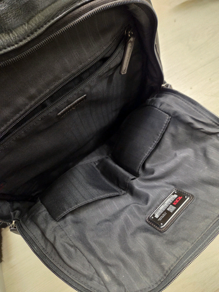 투미 가죽 블랙 백팩--3
