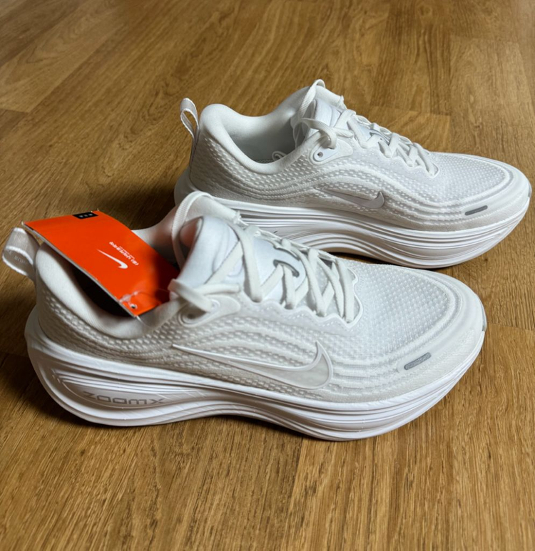 [265] 나이키 우먼스 보메로 플러스 화이트 러닝화 이미지