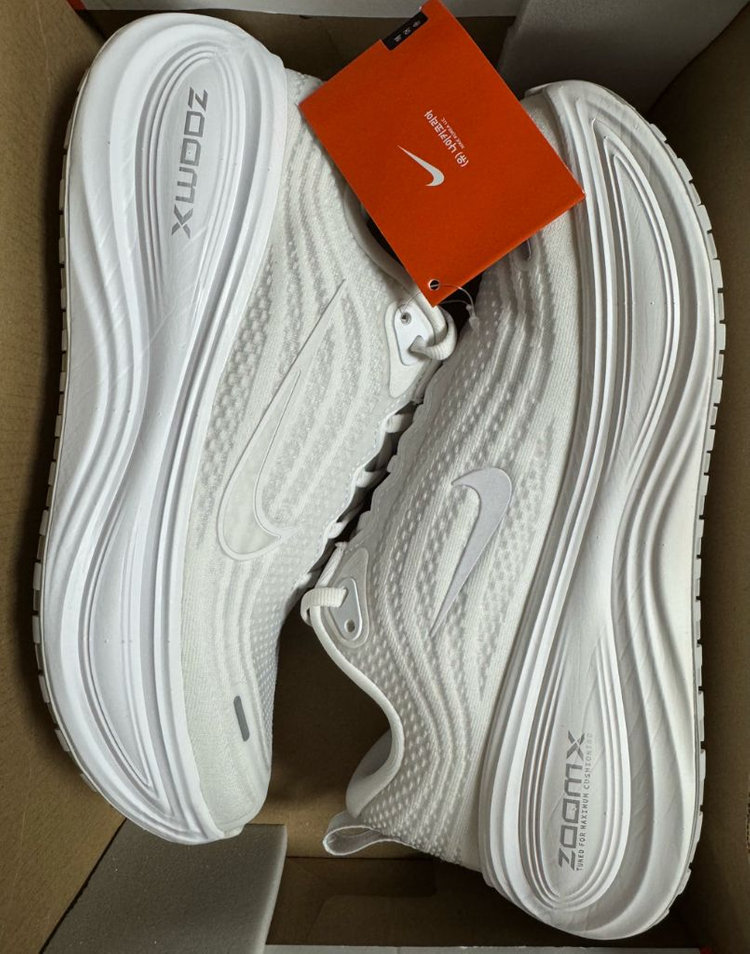 [265] 나이키 우먼스 보메로 플러스 화이트 러닝화 이미지