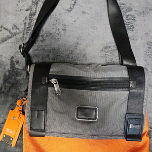 투미 알파브라보 크로스백 오렌지