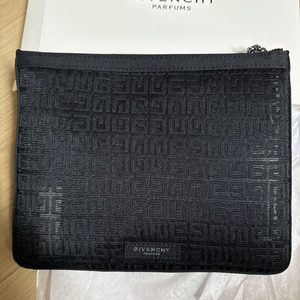 지방시뷰티 블랙매쉬파우치 새상품